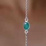 צמיד לולאות עדין עם אבן אמרלד ירוקה קטנה בצורת אליפסה מכסף 925 (1)