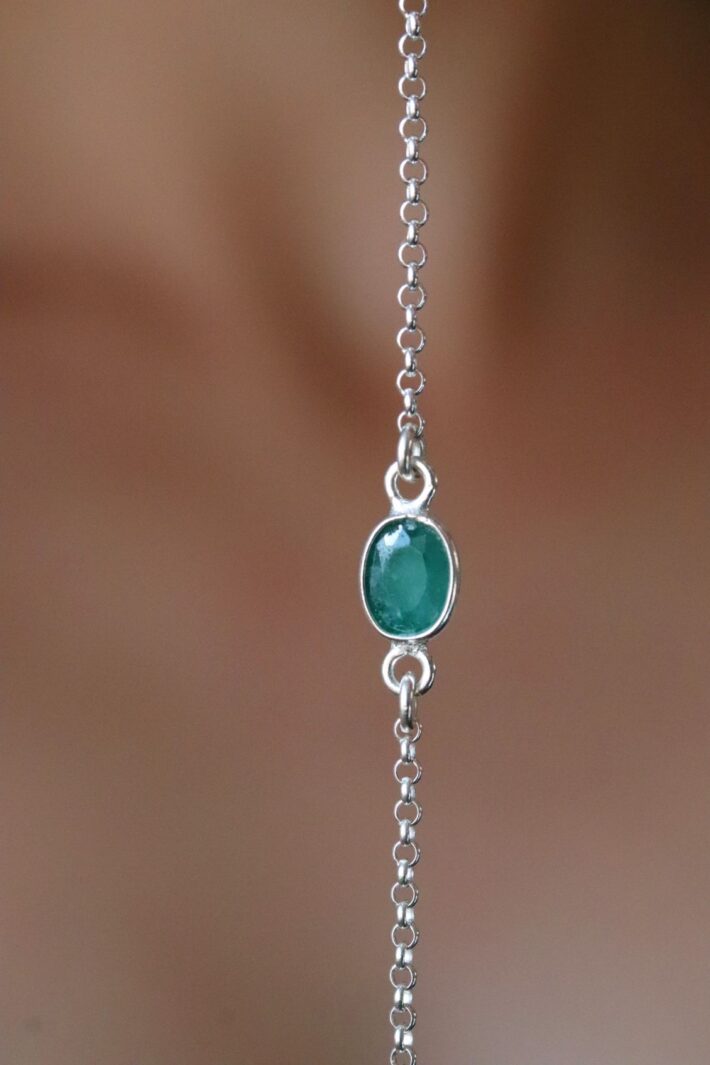 צמיד לולאות עדין עם אבן אמרלד ירוקה קטנה בצורת אליפסה מכסף 925 (1)