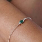 צמיד לולאות עדין עם אבן אמרלד ירוקה קטנה בצורת אליפסה מכסף 925 (2)