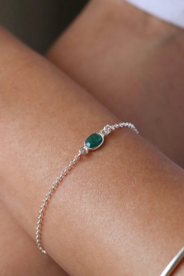 צמיד לולאות עדין עם אבן אמרלד ירוקה קטנה בצורת אליפסה מכסף 925 (2)