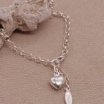 צמיד לולאות עם נוכחות בשילוב תליון לב נפוח מכסף 925. מושלם כצמיד חברות או מתנה לבת הזוג ליום האהבה (1)