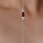 צמיד עדין עם אבן חן גרנט קטנה בצבע בורדו מכסף אמיתי 925.jpg