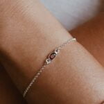 צמיד עדין עם אבן חן גרנט קטנה בצבע בורדו מכסף אמיתי 925.jpg