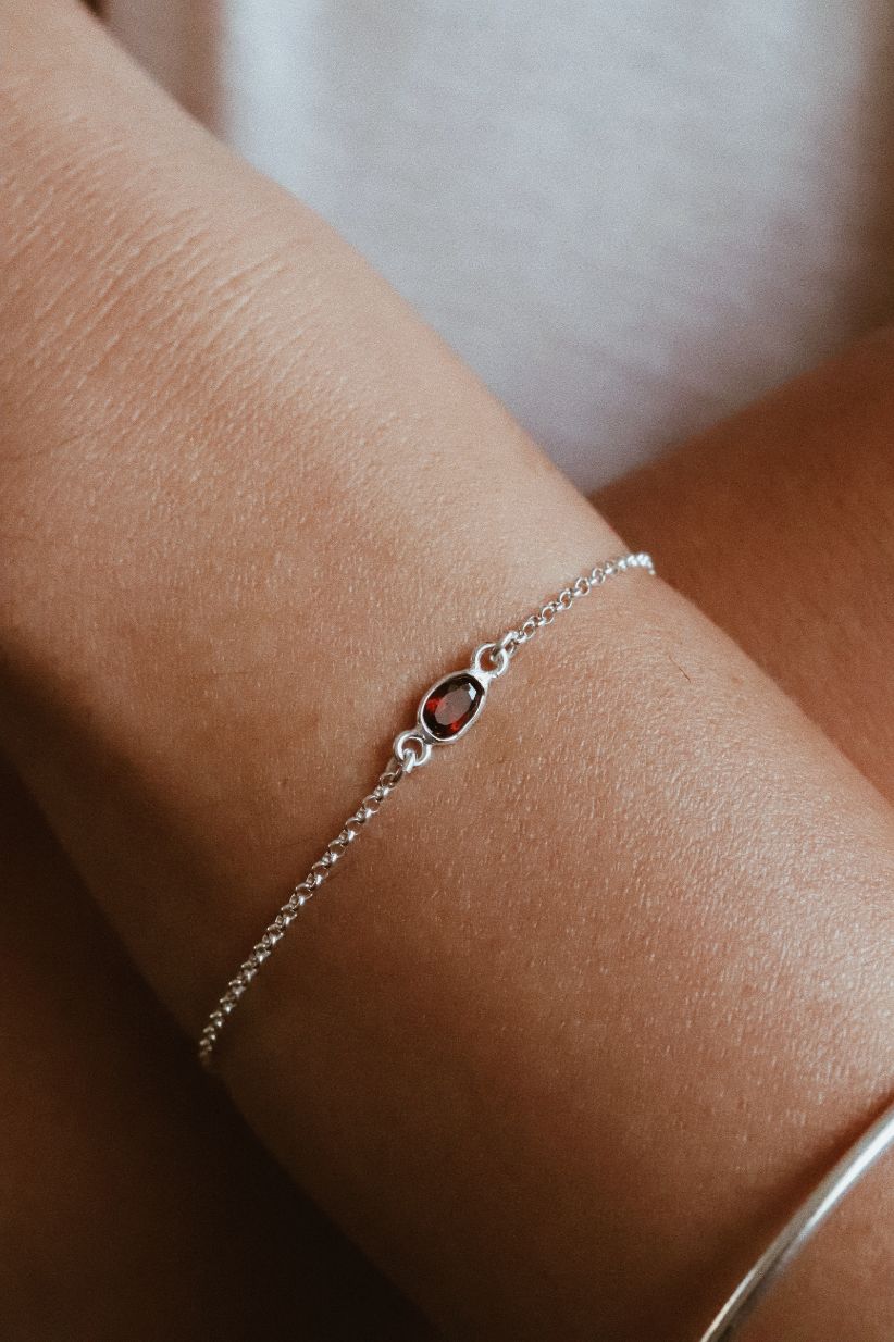 צמיד עדין עם אבן חן גרנט קטנה בצבע בורדו מכסף אמיתי 925.jpg