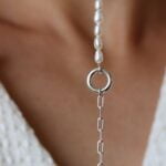 צמיד פנינים לבנות בשילוב שרשרת לולאות עדינה מכסף 925 ואלמנט חישוק במרכזו (1)