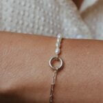 צמיד פנינים לבנות בשילוב שרשרת לולאות עדינה מכסף 925 ואלמנט חישוק במרכזו (2)