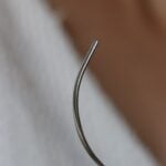 צמיד קשיח דק בשילוב אבן חן לרימר בגווני תכלת מכסף 925 (1)