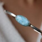 צמיד קשיח דק בשילוב אבן חן לרימר בגווני תכלת מכסף 925 (3)