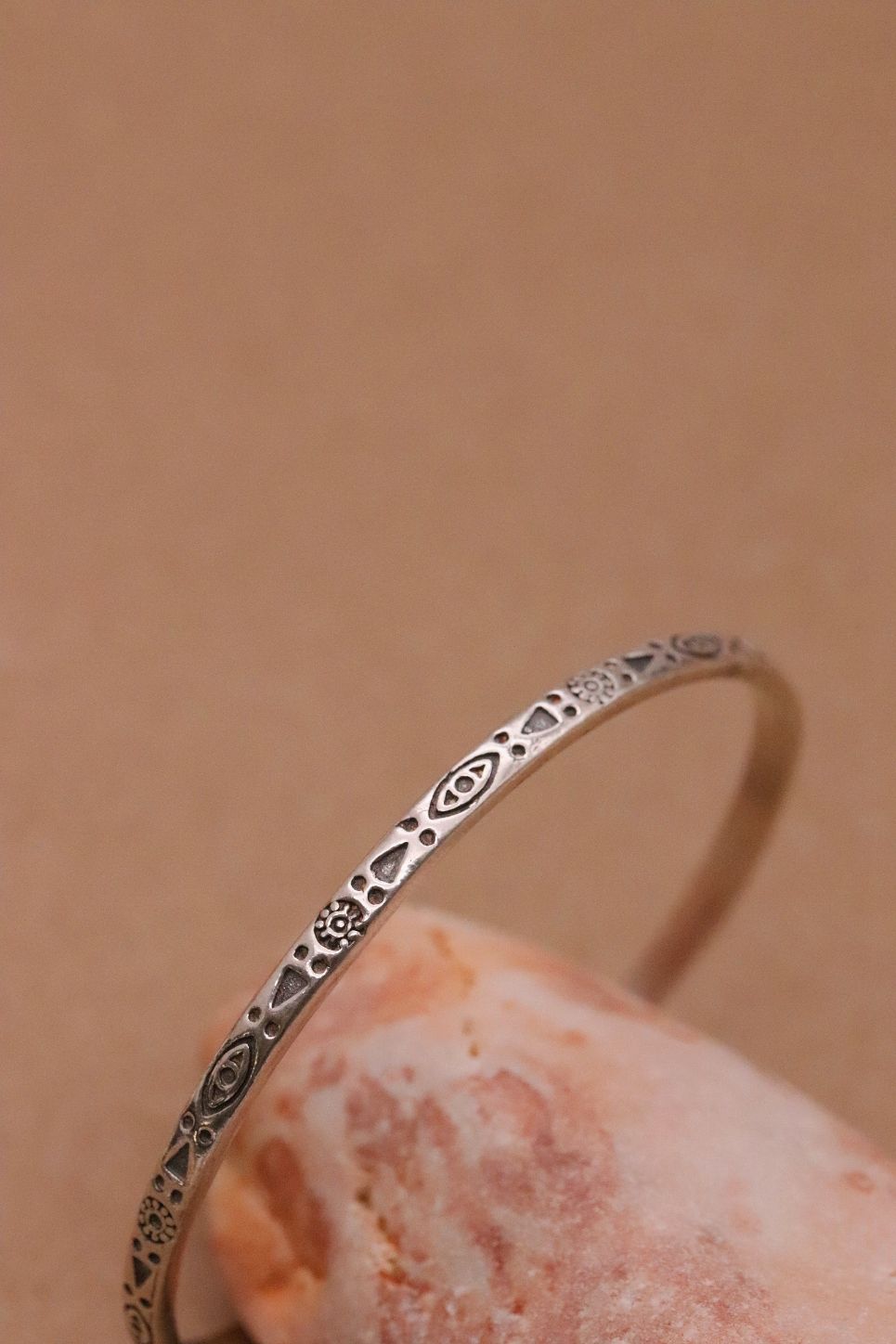 צמיד קשיח חריטה יוניסקס לגבר ולאישה עם עיטורים אתניים מכסף טהור 925 (2)