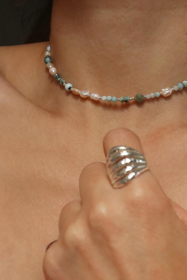 שרשרת חרוזים צמודה לצוואר. שרשרת פנינים אמיתיות