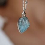 שרשרת כדוריות עדינה בשילוב אבן חן אקווה מרין גולמית בצבע תכלת מכסף 925 (1)