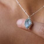 שרשרת כדוריות עדינה בשילוב אבן חן אקווה מרין גולמית בצבע תכלת מכסף 925 (2)