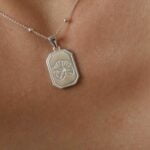 שרשרת כדוריות עדינה עם תליון מטבע מלבני וחריטה של פרח היביסקוס מכסף 925