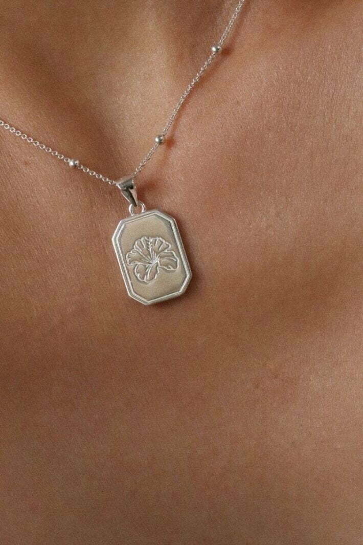 שרשרת כדוריות עדינה עם תליון מטבע מלבני וחריטה של פרח היביסקוס מכסף 925