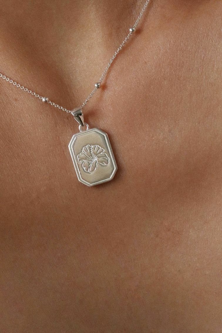 שרשרת כדוריות עדינה עם תליון מטבע מלבני וחריטה של פרח היביסקוס מכסף 925