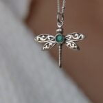 שרשרת כדוריות עדינה עם תליון שפירית עם אבן אמרלד ירוקה מכסף 925 (1)