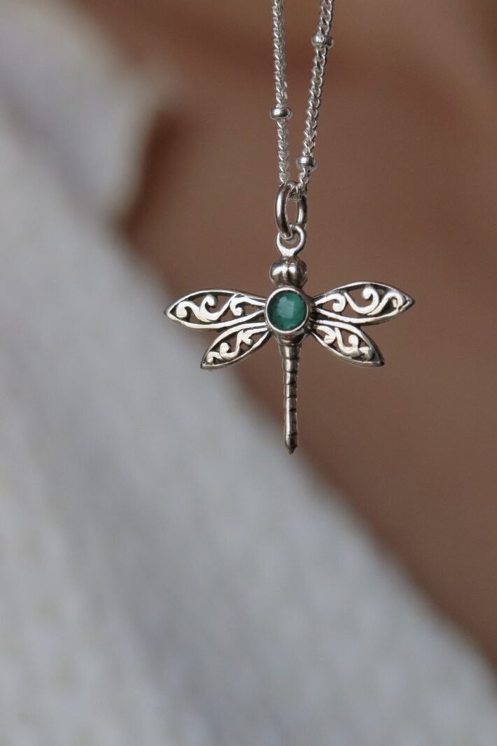 שרשרת כדוריות עדינה עם תליון שפירית עם אבן אמרלד ירוקה מכסף 925 (1)