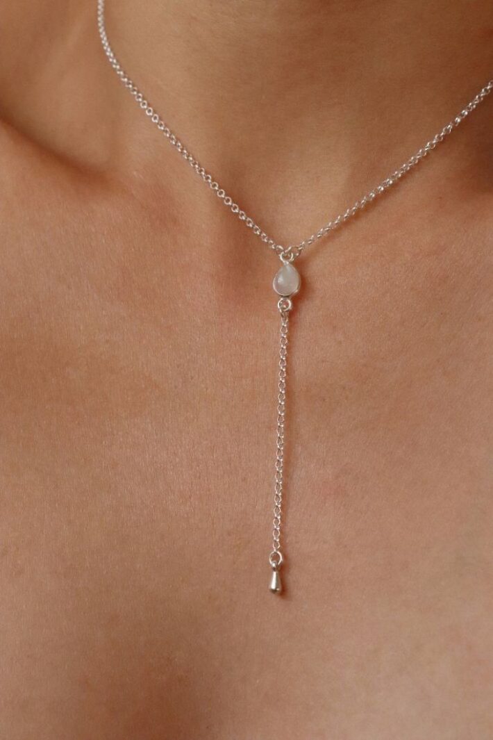 שרשרת עניבה לולאות קטנות עם אבן מונסטון קטנה בצורת טיפה מכסף 925