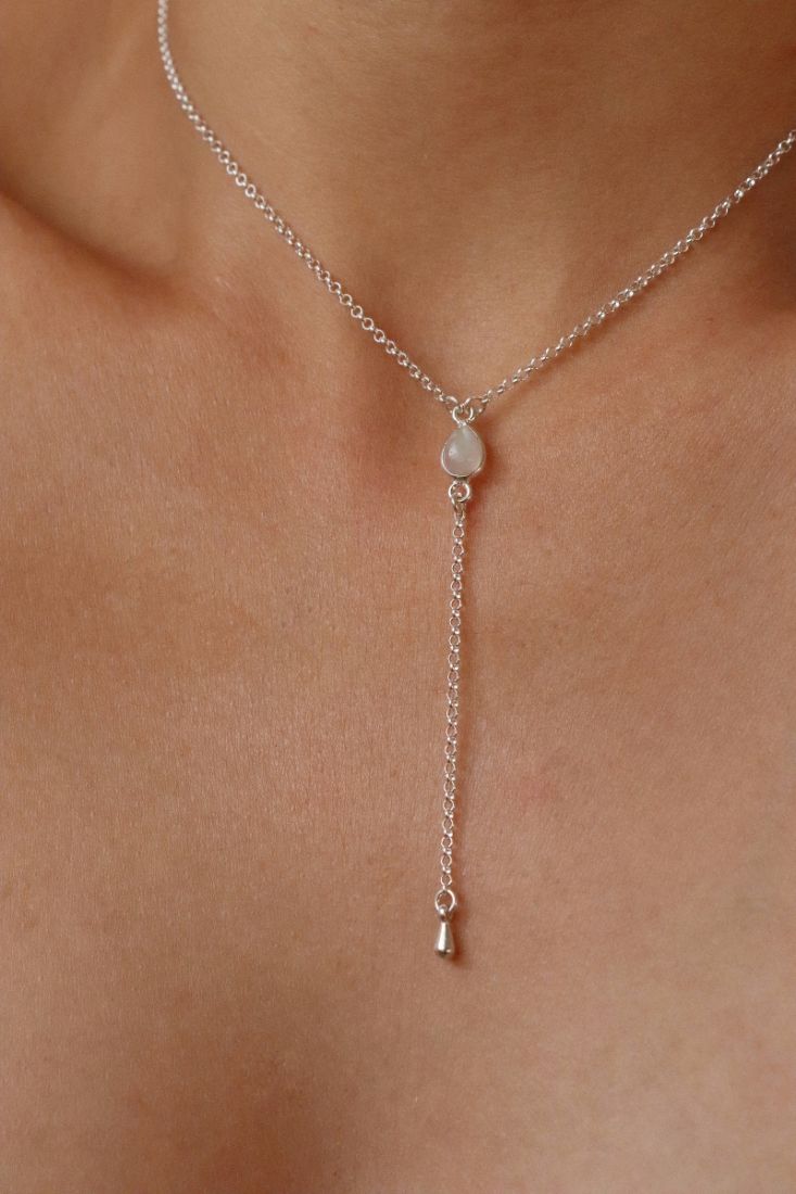 שרשרת עניבה לולאות קטנות עם אבן מונסטון קטנה בצורת טיפה מכסף 925