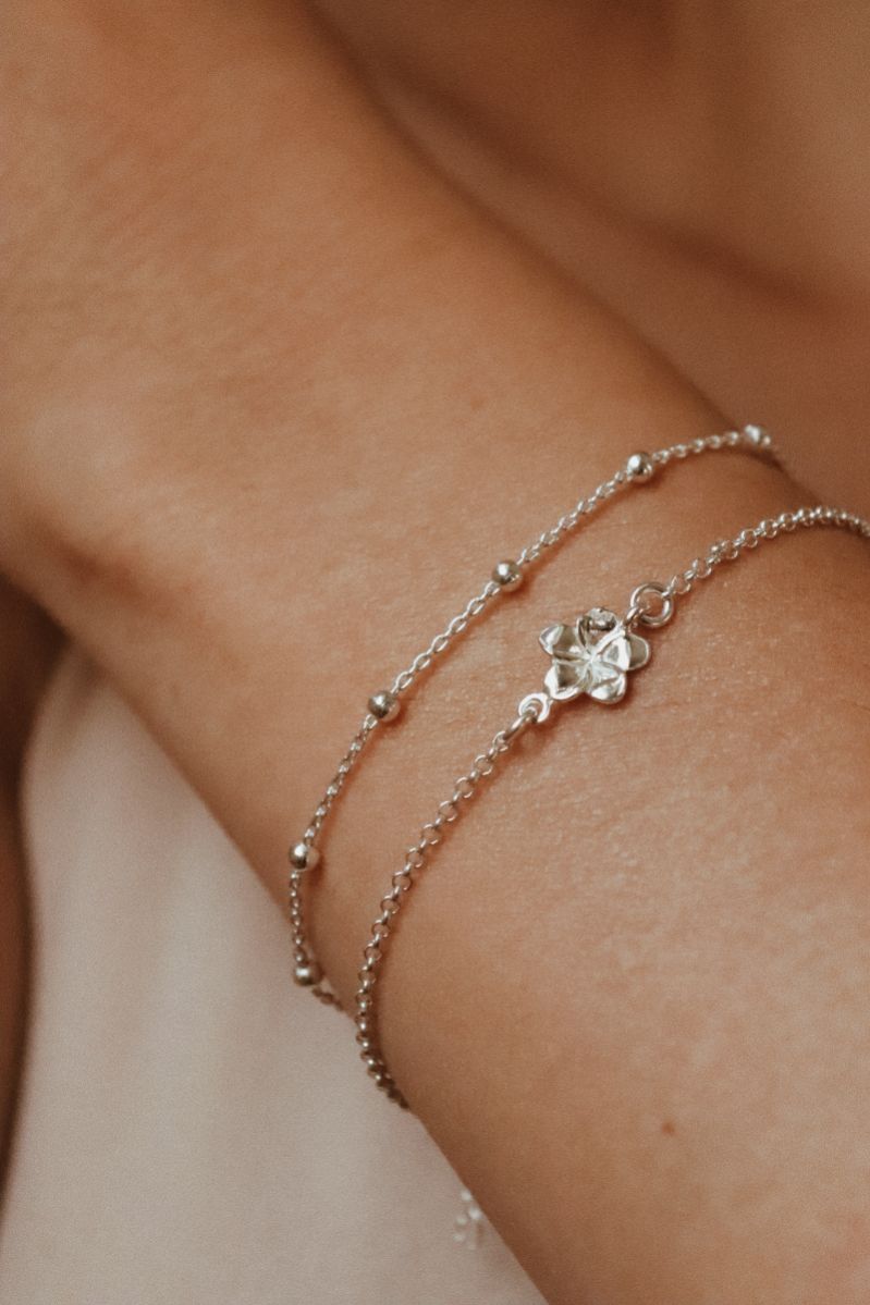 סט צמידים עדינים בשילוב פרח פלומריה קטן מכסף 925