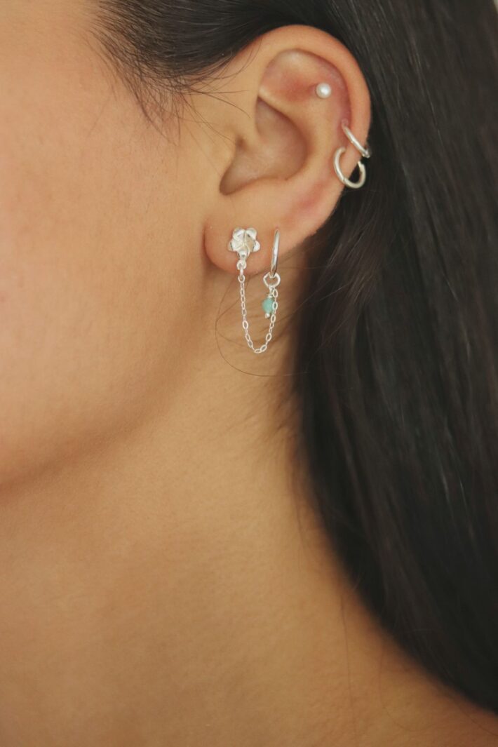 עגיל שרשרת כפול עם פרח פלומריה צמוד לאוזן ועגיל חישוק עם אבן חן אמזונייט