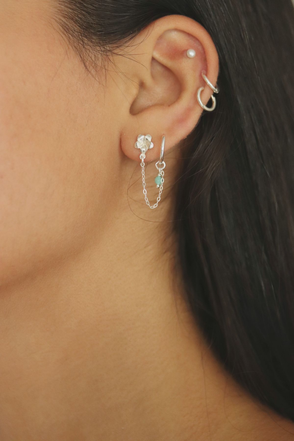 עגיל שרשרת כפול עם פרח פלומריה צמוד לאוזן ועגיל חישוק עם אבן חן אמזונייט