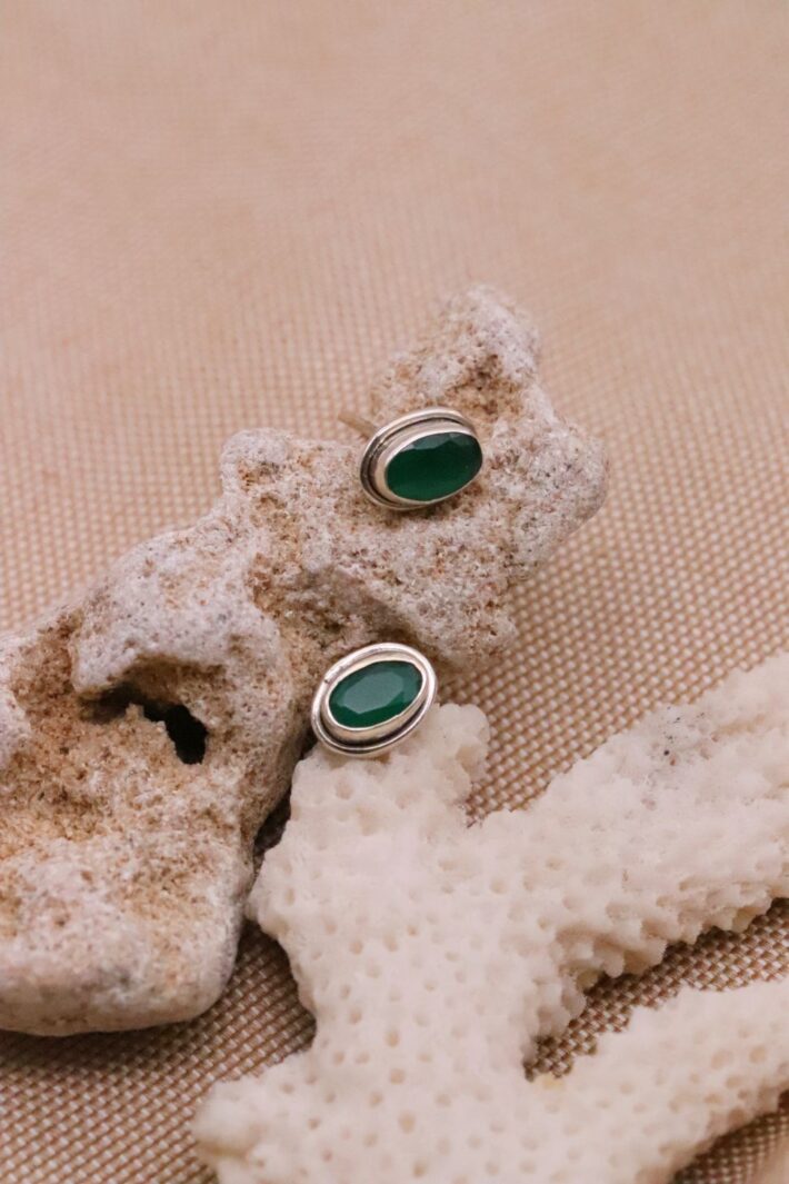 עגילי אבני חן מרלד ירוקות צמודים לאוזן מכסף 925