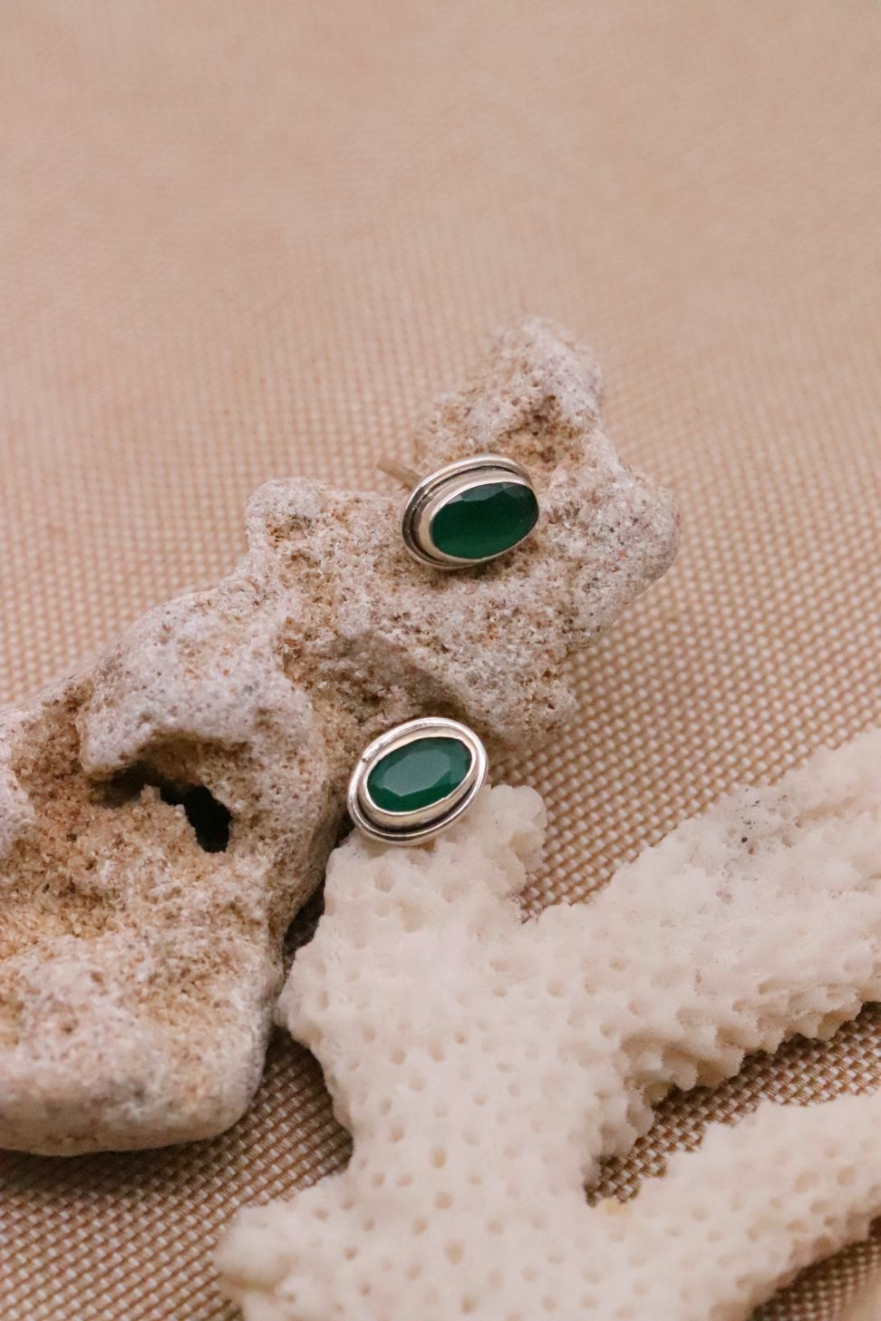 עגילי אבני חן מרלד ירוקות צמודים לאוזן מכסף 925