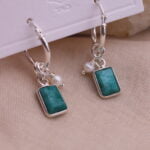 עגילי אמרלד מיוחדים. עגילי חישוק מכסף 925 עם אמרלד ופנינה