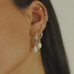 עגילי חישוק מכסף 925 בשילוב פנינים טבעיות לבנות ואסימטריות