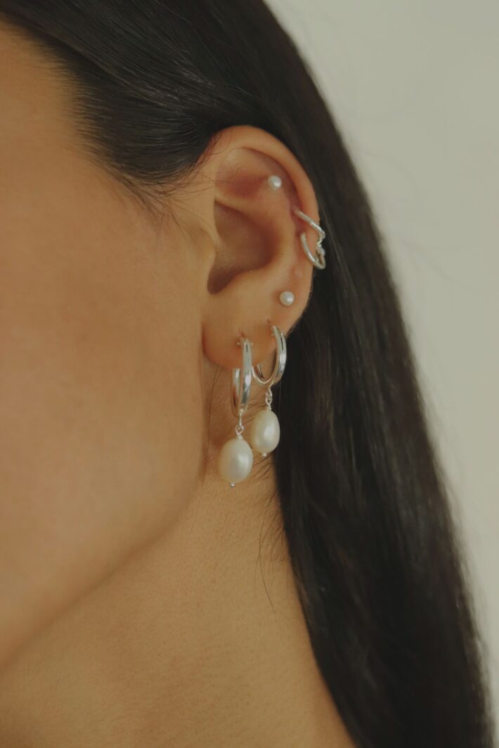 עגילי חישוק מכסף 925 בשילוב פנינים טבעיות לבנות ואסימטריות