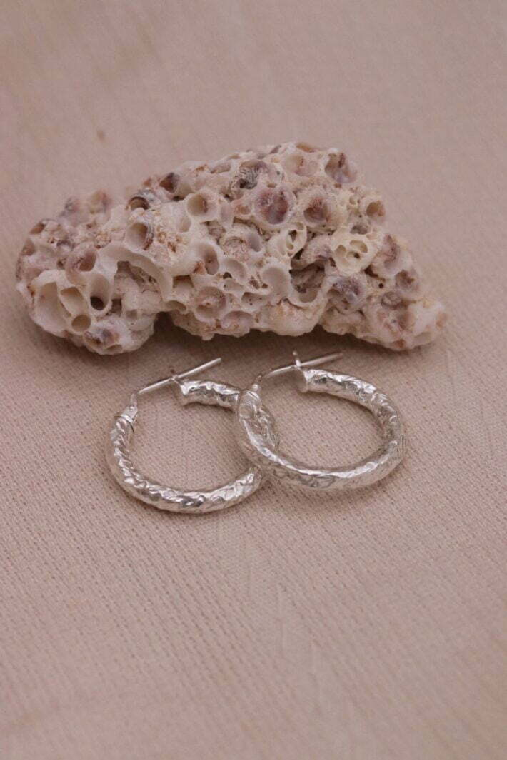 עגילי חישוק מרוקעים מכסף 925