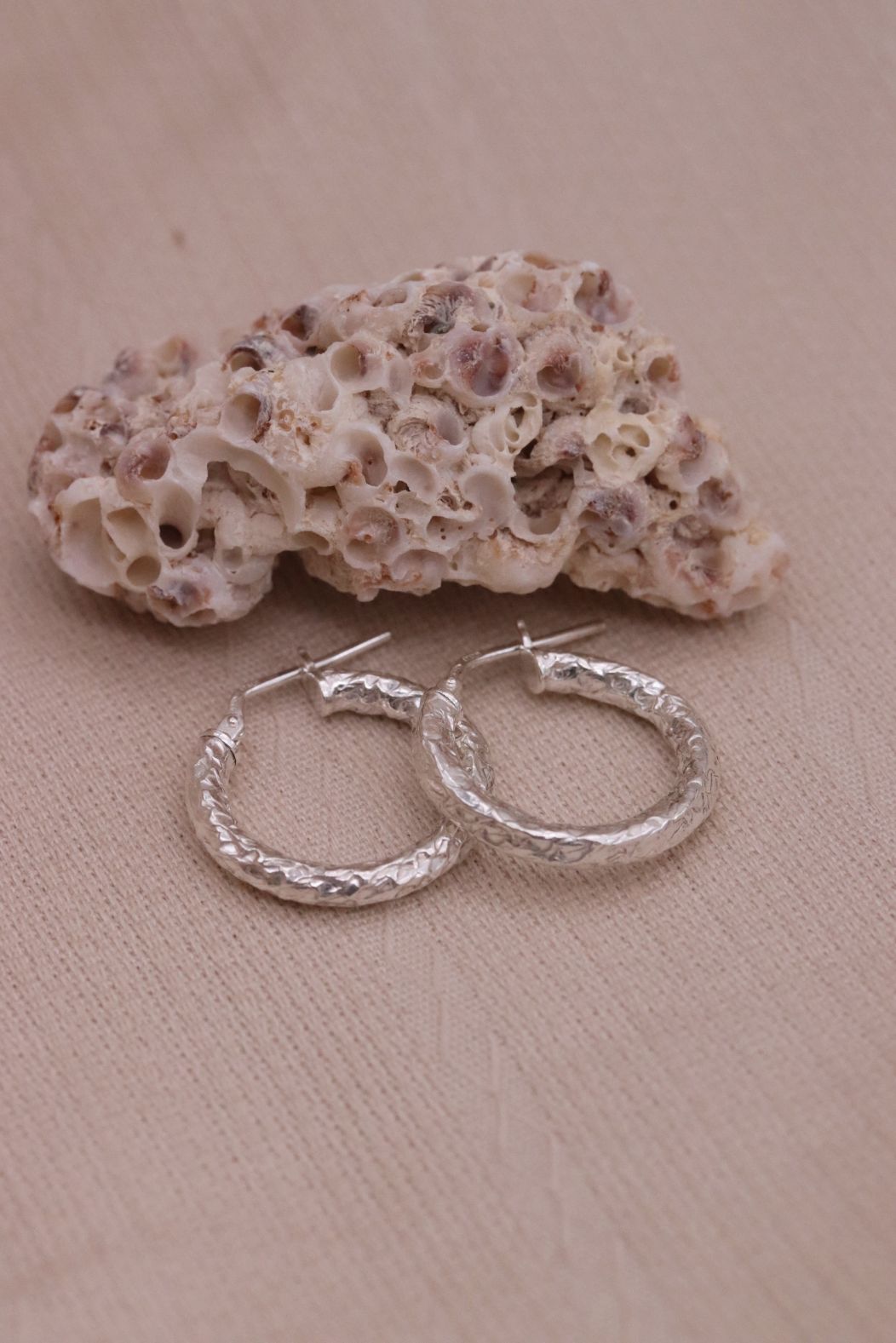 עגילי חישוק מרוקעים מכסף 925