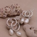 עגילי חישוק עם פנינים טבעיות לבנות אסימטריות מכסף 925