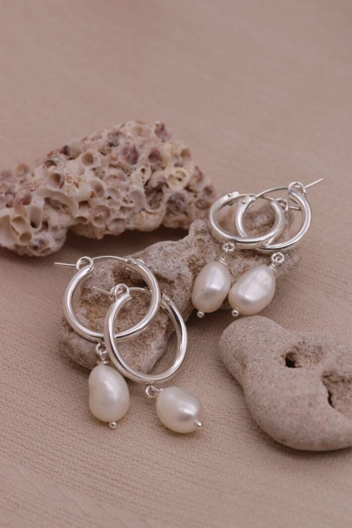 עגילי חישוק עם פנינים טבעיות לבנות אסימטריות מכסף 925