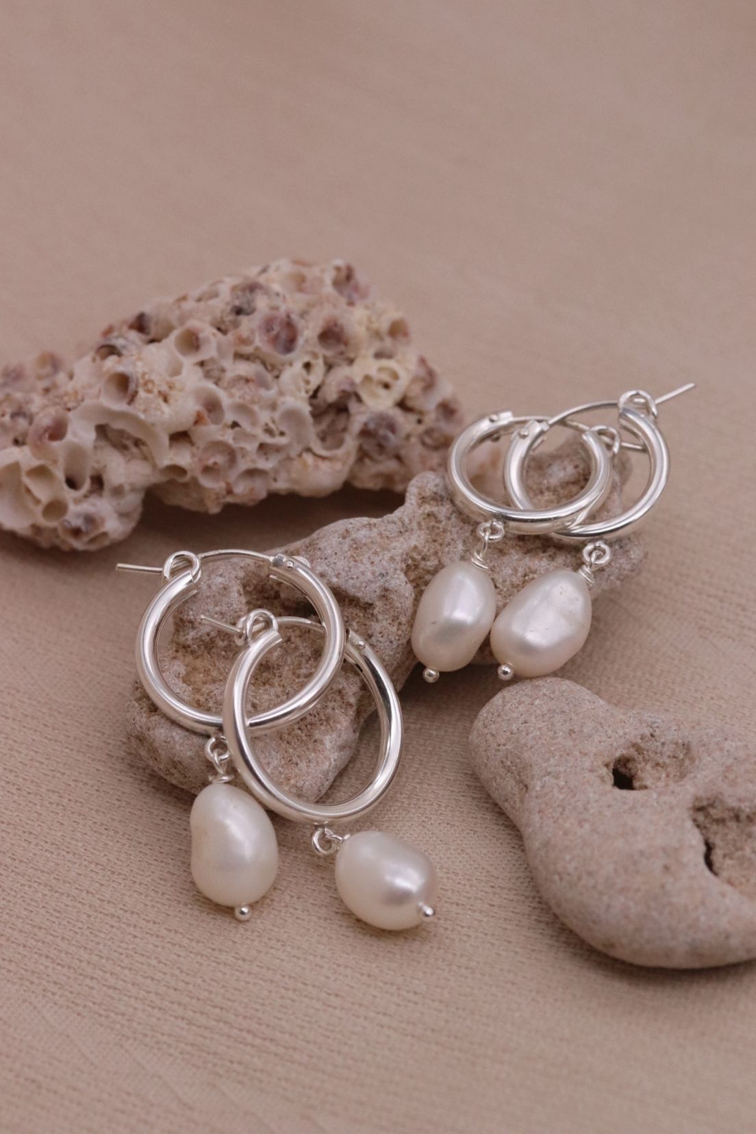 עגילי חישוק עם פנינים טבעיות לבנות אסימטריות מכסף 925