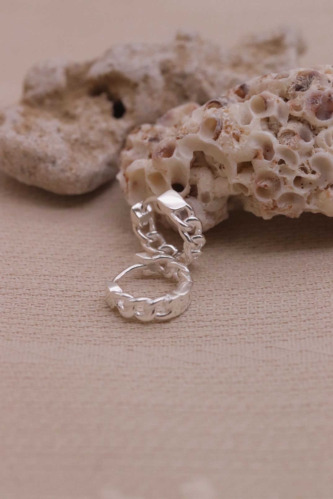 עגילי חישוק קטנים בדוגמא של גורמט מכסף 925 (1)