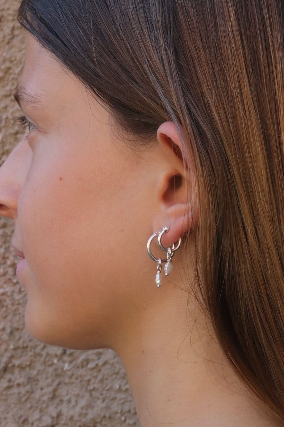 עגילי חישוק קטנים מכסף בשילוב פנינים לבנות אסימטריות קטנטנות מכסף 925 (1)