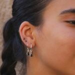 עגילי חישוק קטנים עם אבני טורמלין שחור בצורת טיפה מכסף 925 (2)