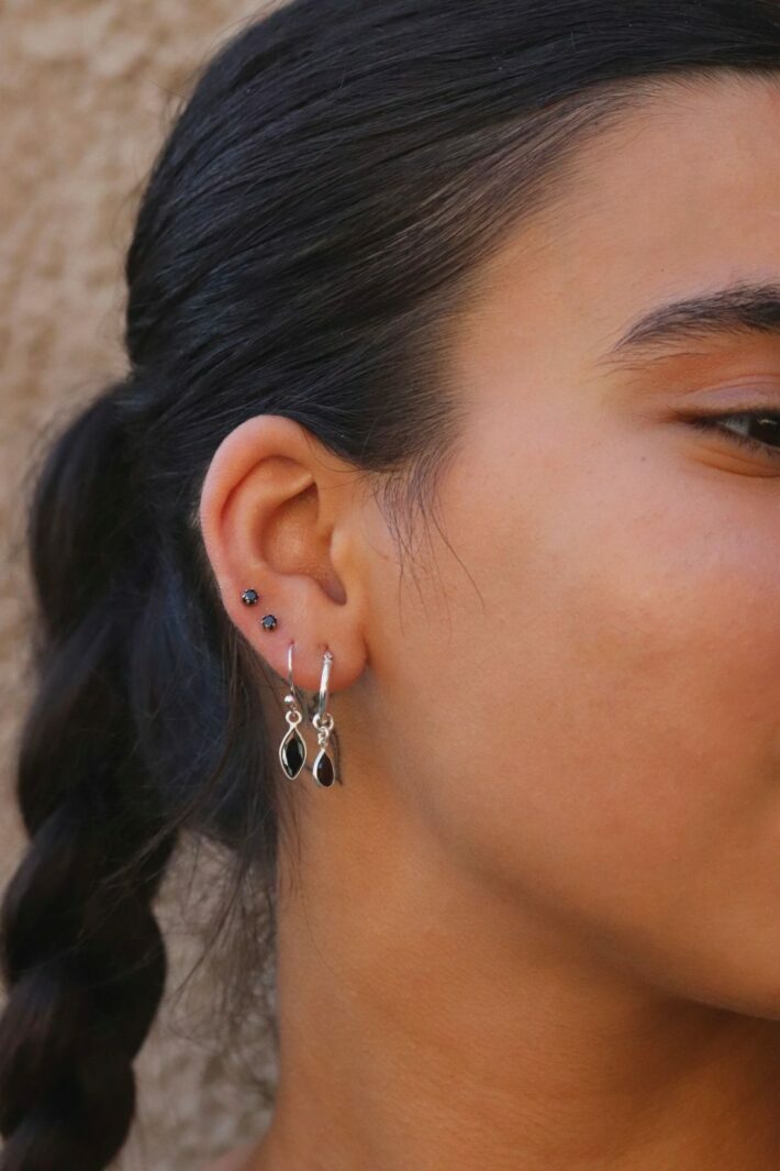 עגילי חישוק קטנים עם אבני טורמלין שחור בצורת טיפה מכסף 925 (2)