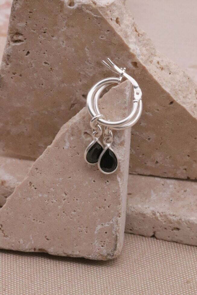 עגילי חישוק קטנים עם אבני טורמלין שחור בצורת טיפה מכסף 925