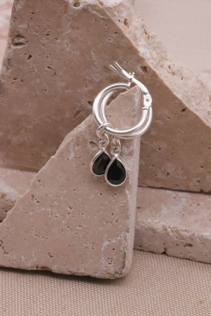 עגילי חישוק קטנים עם אבני טורמלין שחור בצורת טיפה מכסף 925