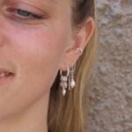 עגילי חישוק קטנים עם אבני קונזייט סגולות ופנינים לבנות מכסף 925 (1)