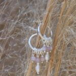 עגילי חישוק קטנים עם אבני קונזייט סגולות ופנינים לבנות מכסף 925 (2)