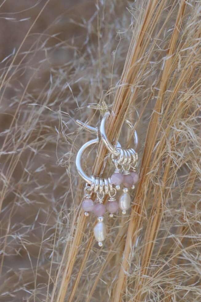 עגילי חישוק קטנים עם אבני קונזייט סגולות ופנינים לבנות מכסף 925 (2)