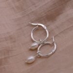 עגילי חישוק קטנים עם פנינה לבנה מכסף 925