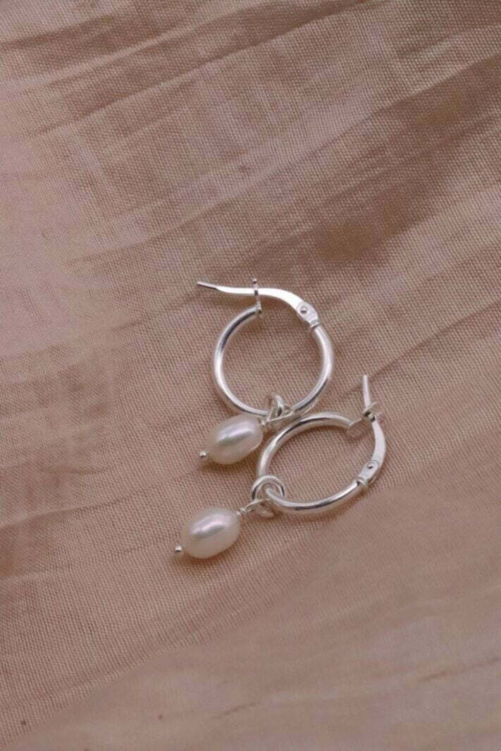 עגילי חישוק קטנים עם פנינה לבנה מכסף 925