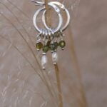 עגילי חישוק קטנים עם פנינים לבנות אסימטריות ואבני גרנט ירוק מכסף 925