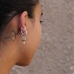 עגילי חישוק קטנים עם פנינים לבנות אסימטריות ואבני גרנט ירוק מכסף 925 (2)