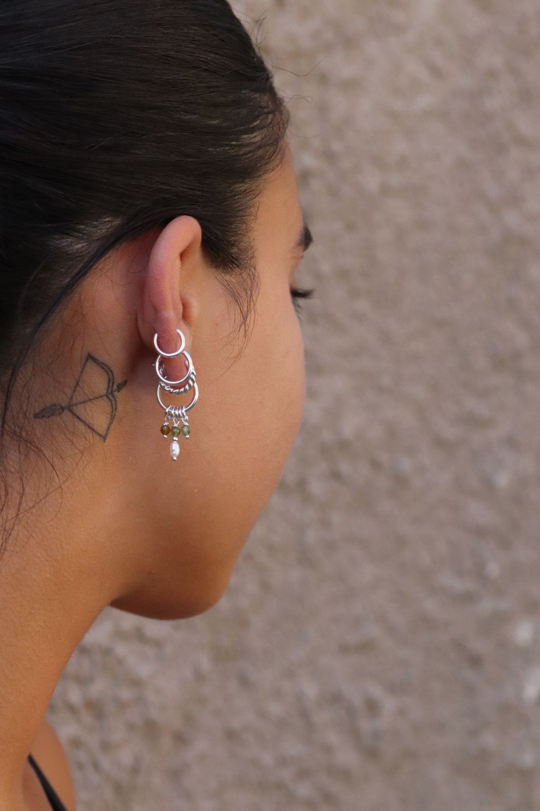 עגילי חישוק קטנים עם פנינים לבנות אסימטריות ואבני גרנט ירוק מכסף 925 (2)